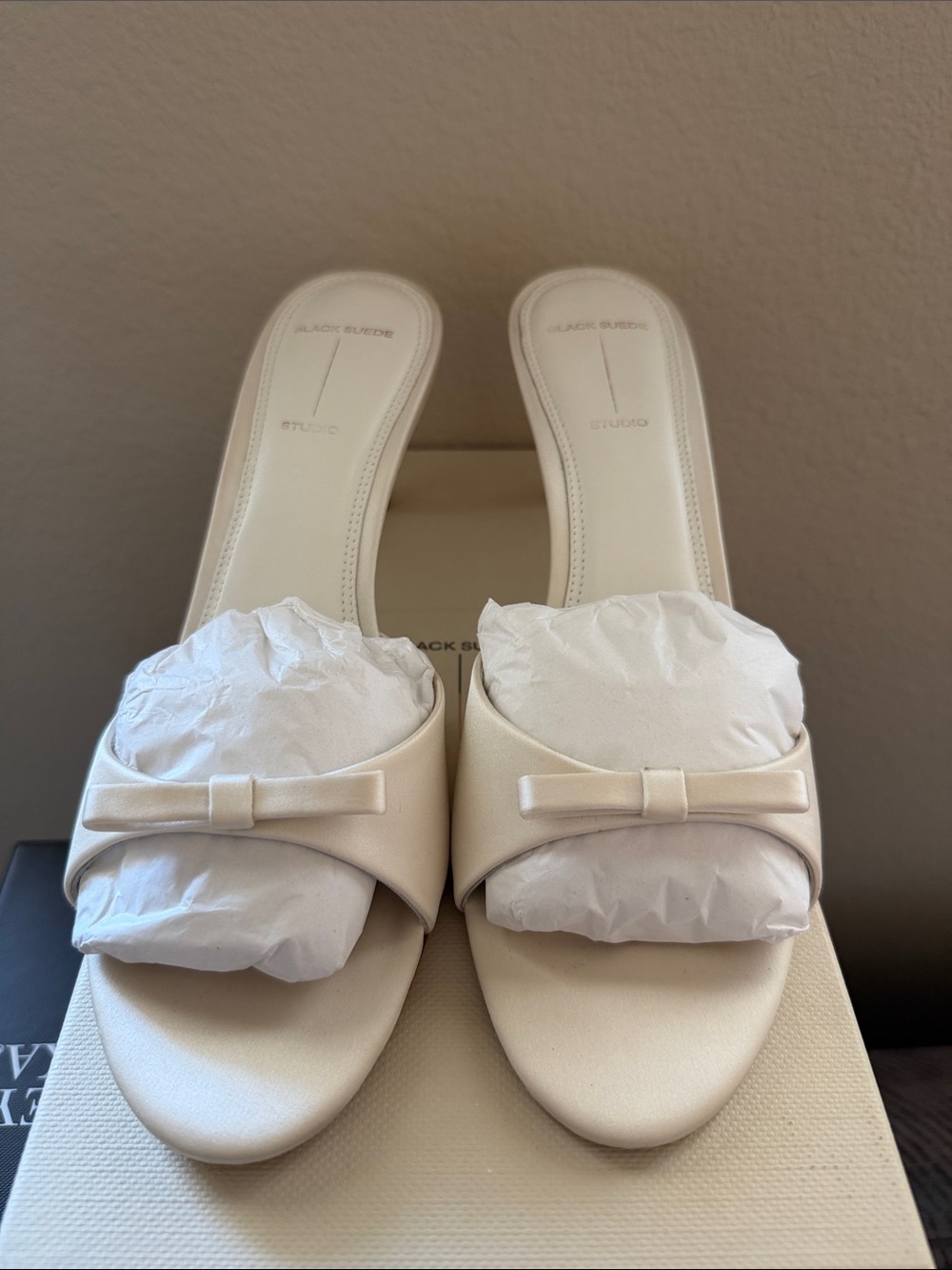 Elegant Cream Bow Slide Heels by (no visible brand)